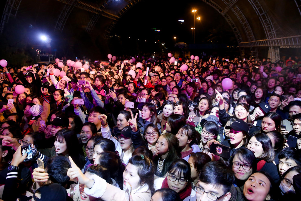 Mỹ Tâm cuồng nhiệt cùng hàng nghìn khán giả Đà Nẵng bất chấp mưa lạnh